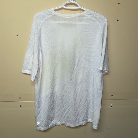 Lululemon shirt size large metal vent - Picture 4 of 7
